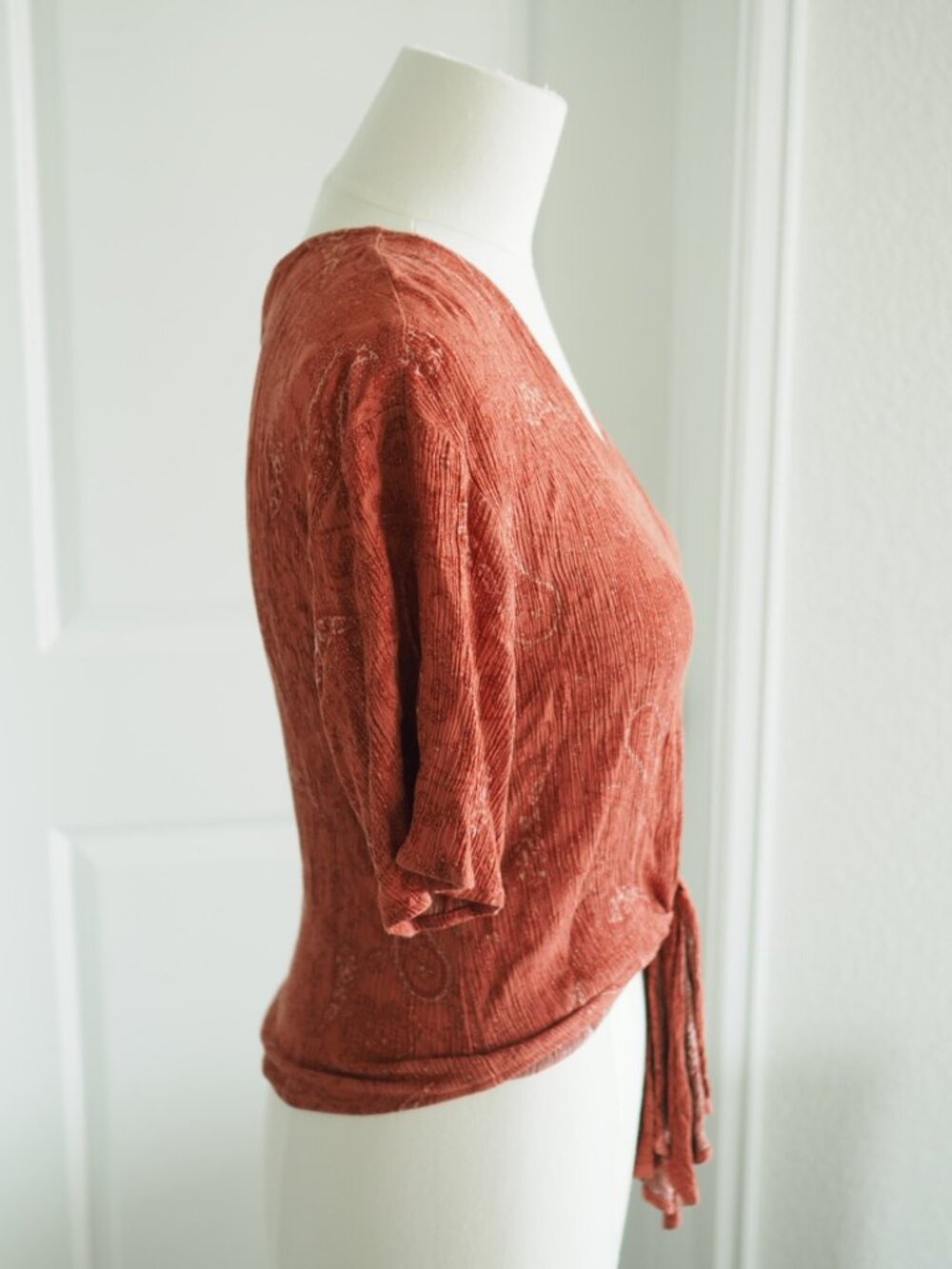 LUQ Rust Paisley Tie Front Crinkle Top XS Short Sleeve V Neck Rayon Blouse - Picture 5 of 10